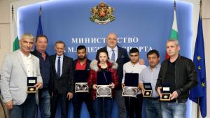Плакети от министър Кралев за Ангел Русев и Радослав Атанасов