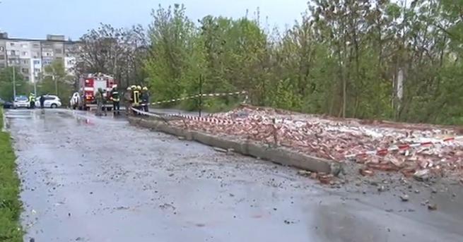 Ограда на бивше военно поделение се срути в Хасково При