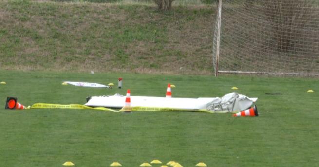 Двама души загинаха след като малък самолет падна в землището