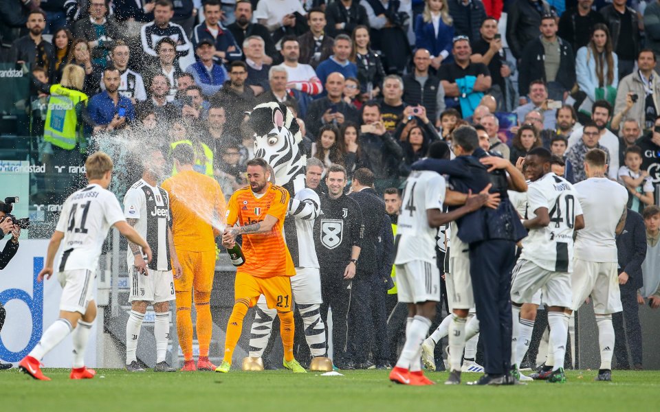 Отборът на Ювентус отпразнува емоционално спечелването на Серия А за