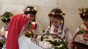Лазарки бяха гости на кмета Генчев и общинска администрация Свищов