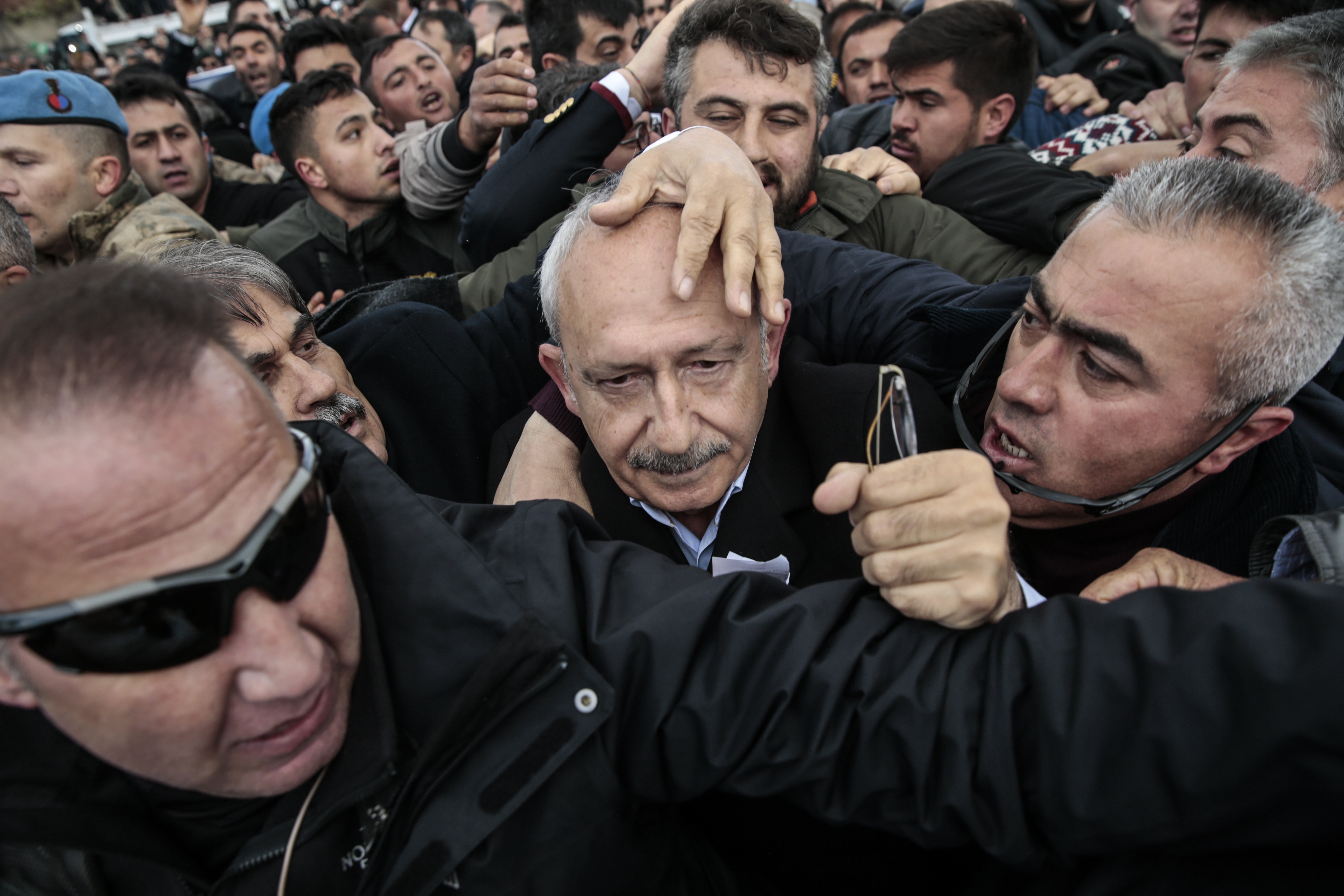 Председателят на Народнорепубликанската партия (НРП) е присъствал на погребение на турски войник, убит в сблъсъци с признатата за терористична организация Кюрдската работническа партия (ПКК)