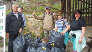 туристи от ТД Осогово почистиха района на водопада при Полска