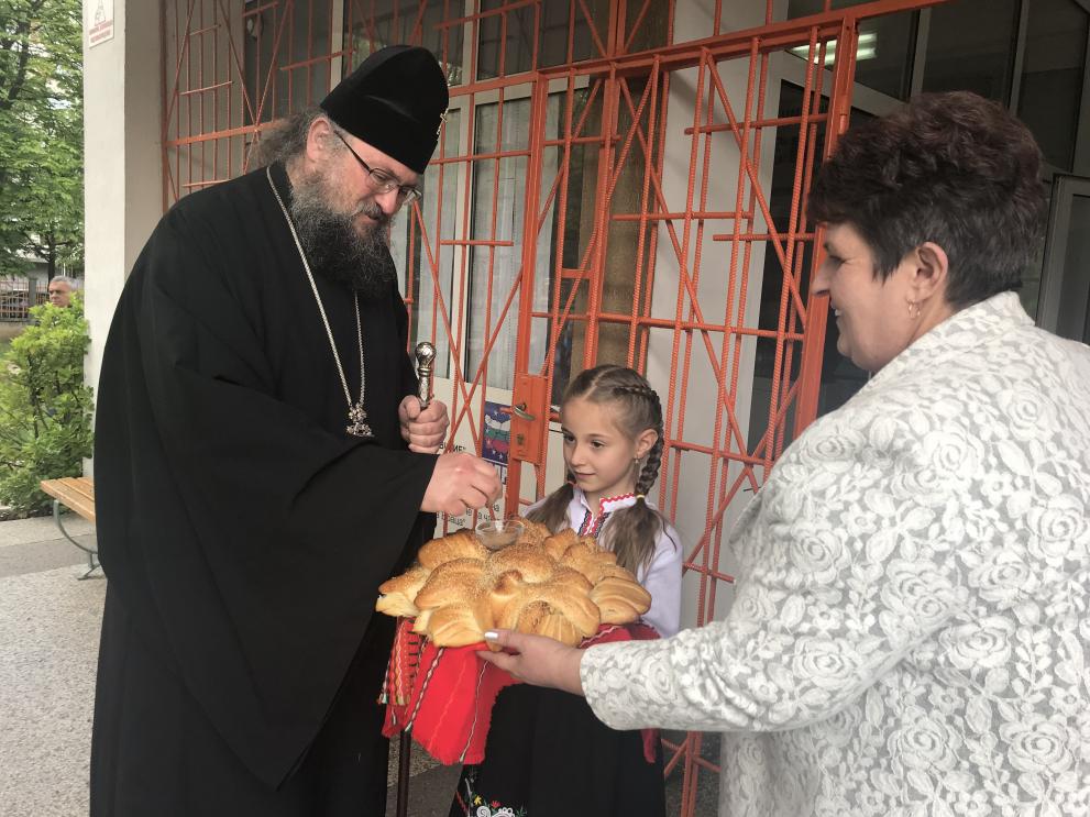 Врачанският митрополит бе посрещнат в училището по стара традиция с хляб и сол.