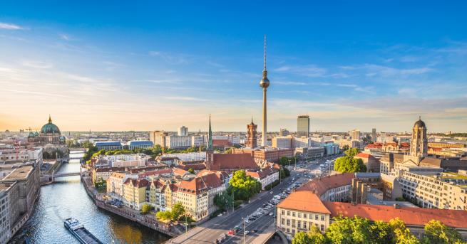 Голям пожар избухна на територията на търговски център в берлинския