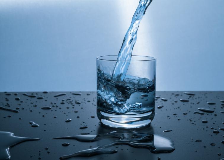<p><strong>Вода </strong>- Улеснява слюноотделянето и отмива остатъците от храни и течности, които се задържат в устната кухина.&nbsp;</p>