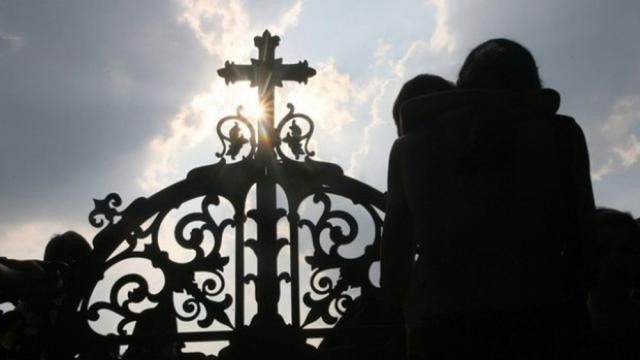 Некролог на баба с неприличен жест на снимката хит в мрежите (СНИМКА)