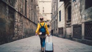 момиче пътуване куфар