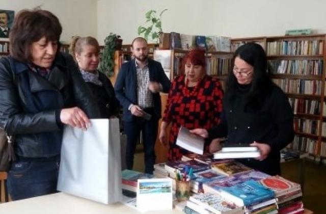 Общинските съветници от ГЕРБ-Павликени дариха книги на библиотеката към НЧ „Братство“