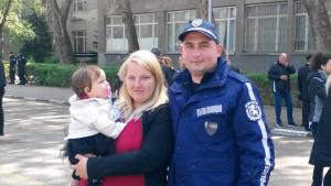 Младеж предложи на любимата под овации и вой на сирени