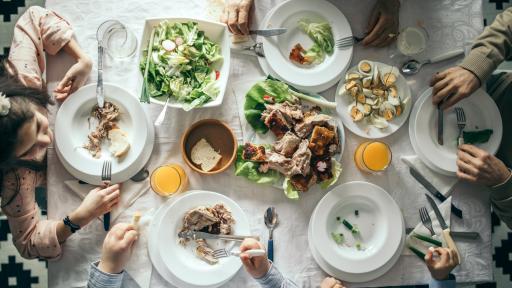  Великденска софра с обичайни артикули и нови предписания 