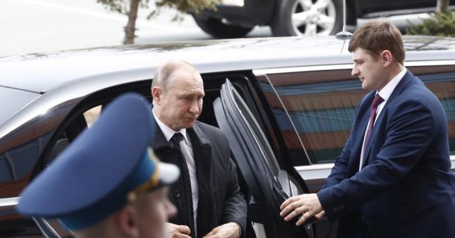 Руският президент Владимир Путин пристигна във Владивосток, където ще се