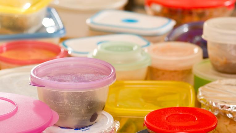 Отстранете неприятната миризма от пластмасовите кутии за храна