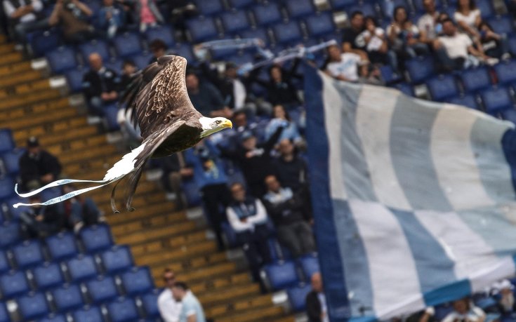 Лацио се разграничи от феновете, издигнали банер на Мусолини