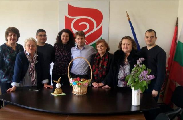 Младоте социалисти боядисаха яйца за Килифаревския манастир и Дома за стари хора