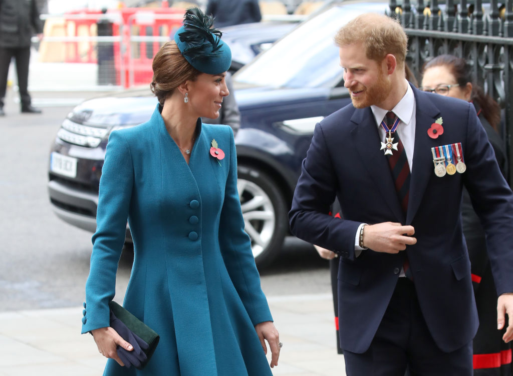 Херцогиня Катрин и принц Хари присъстваха на църковна служба в Уестминстърското абатство по случай Деня на Анзак