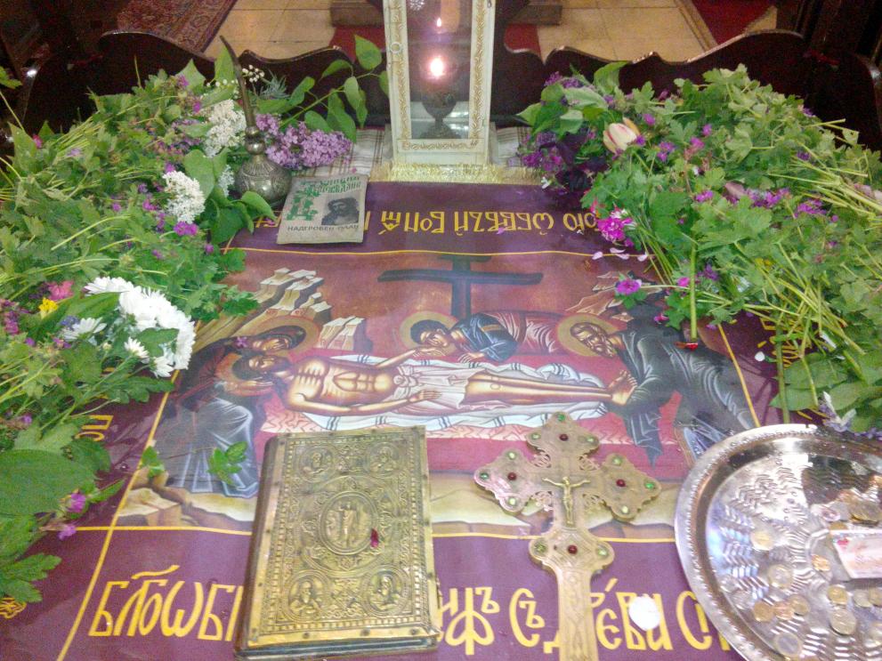 Плащаницата Христова бе изнесена днес и в храма "Свето Възнесение" във Враца.