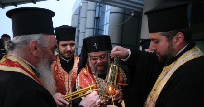 Благодатният огън пристигна в България донесен от Йерусалим от българска