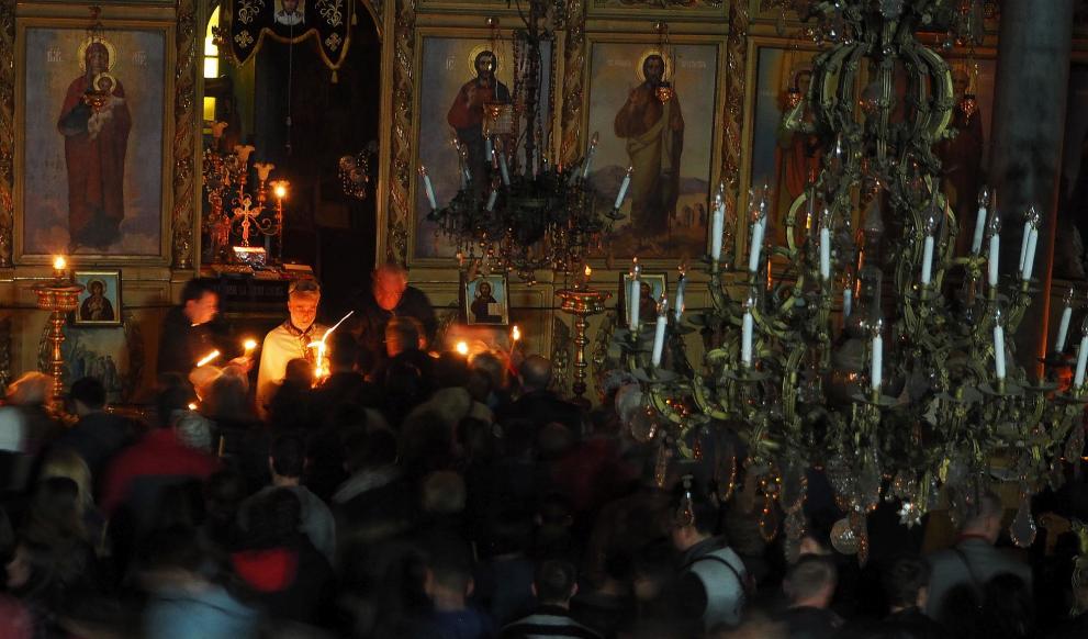 Благодатният огън дойде в тази нощ, в понеделник чакаме Дядо Владика