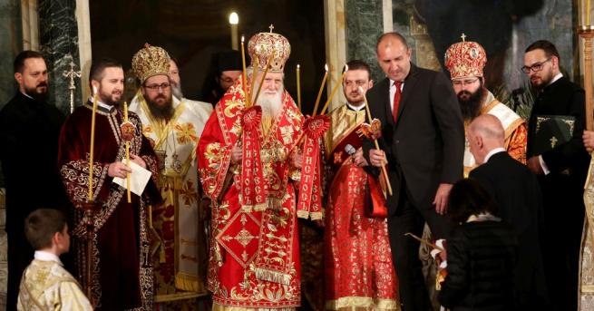 Патриарх Неофит възвести Христовото Възкресение пред патриаршеската катедрала Св Александър