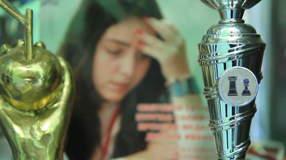  Първите партии шах Нургюл играе с татко си 