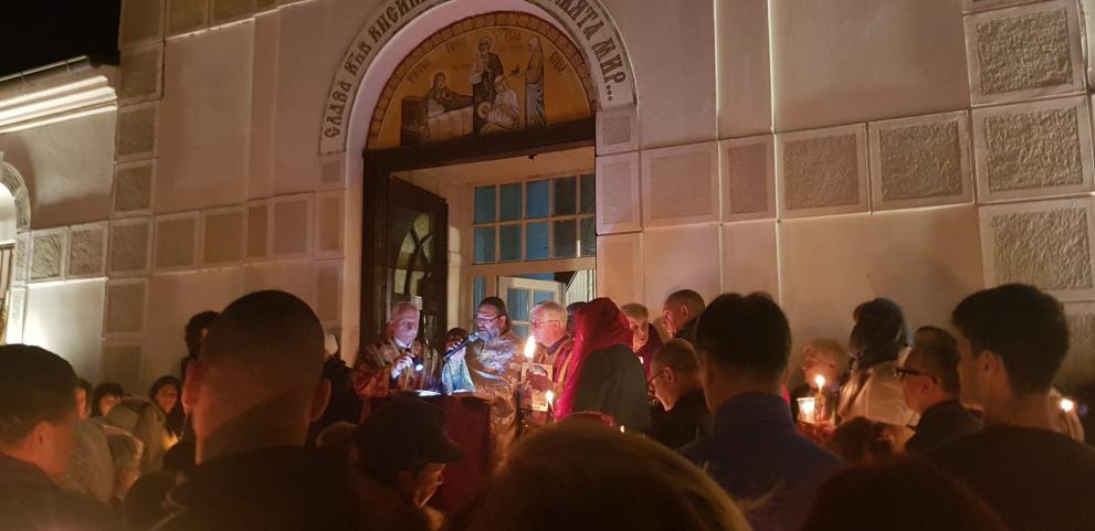 стотици вярващи посетиха поморийските храмове, за да запалят свещ от благодатния огън и да се поздравят с Божието Възкресение.