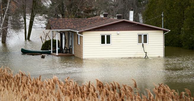 Свят Хиляди евкуирани заради наводнения в Канада Досега наводненията взеха