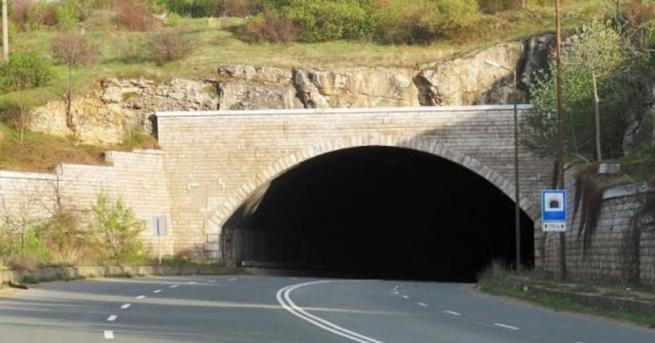 От 9 30 ч до 12 00 ч днес движението в тунел