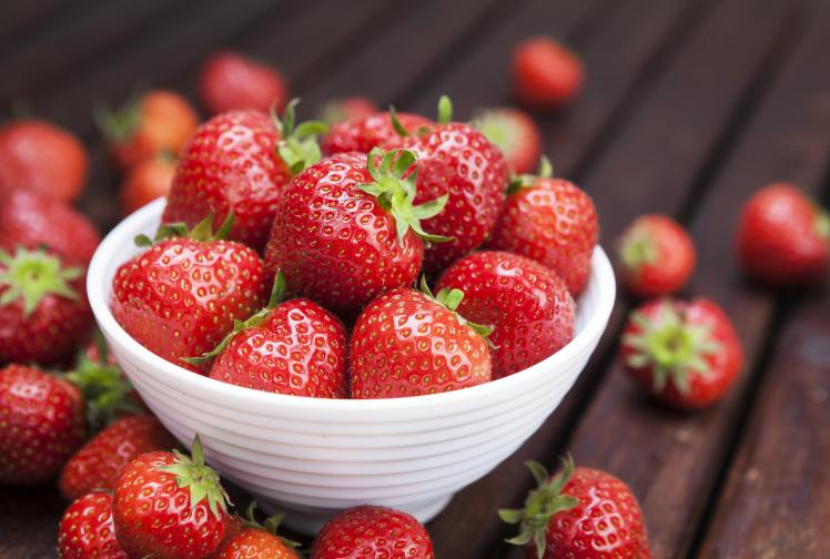  Ако забележите развалена ягода, изхвърлете я <br> Ако не го извършите, рискувате и другите да мухлясат и да се скапват по-бързо. 