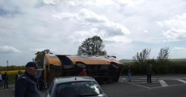 Училищен автобус катастрофира на разклона за айтоското село Чукарка съобщават