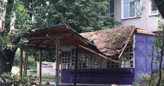 Ураганен вятър придружен със силен дъжд на места и с