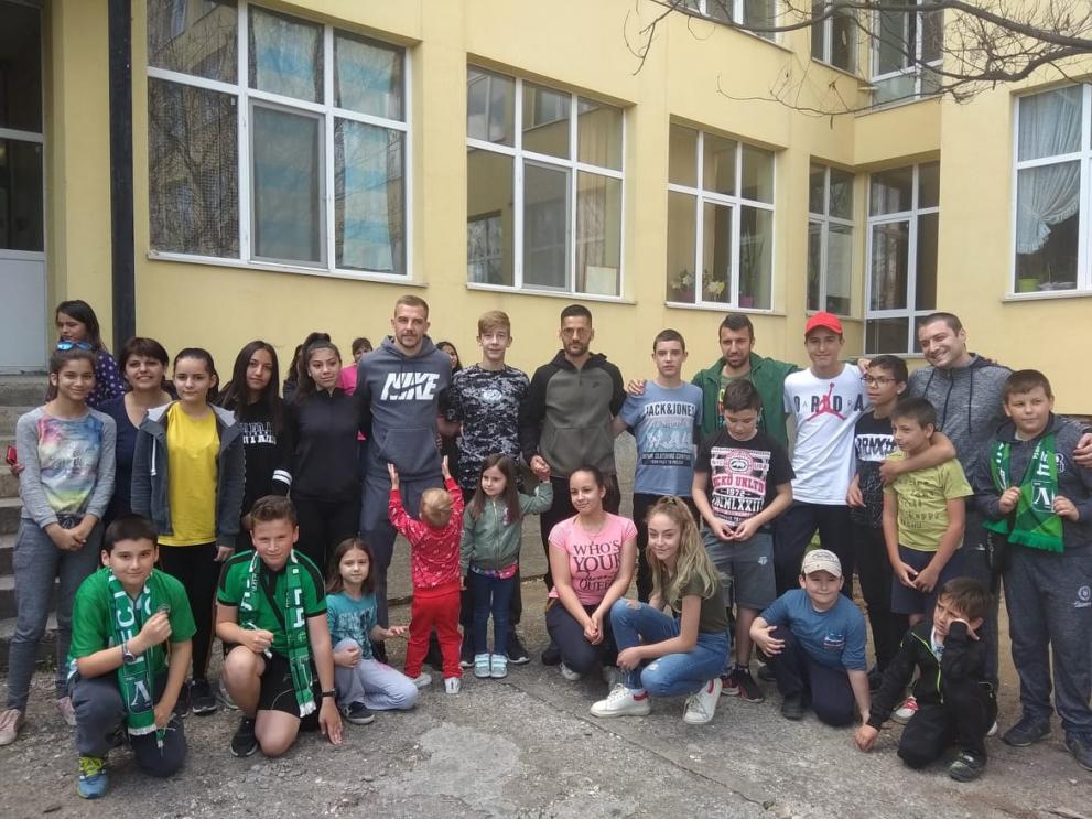 Футболисти се включиха в доброволческа акция за изграждане на интерактивното капанско село в ОУ”Ив.С.Тургенев”