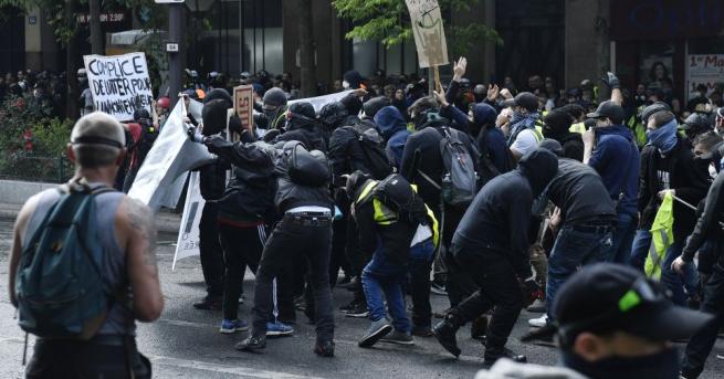 Френската полиция влезе в сблъсъци с протестиращи, които хвърляха камъни,