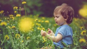 времето пролет дете поляна