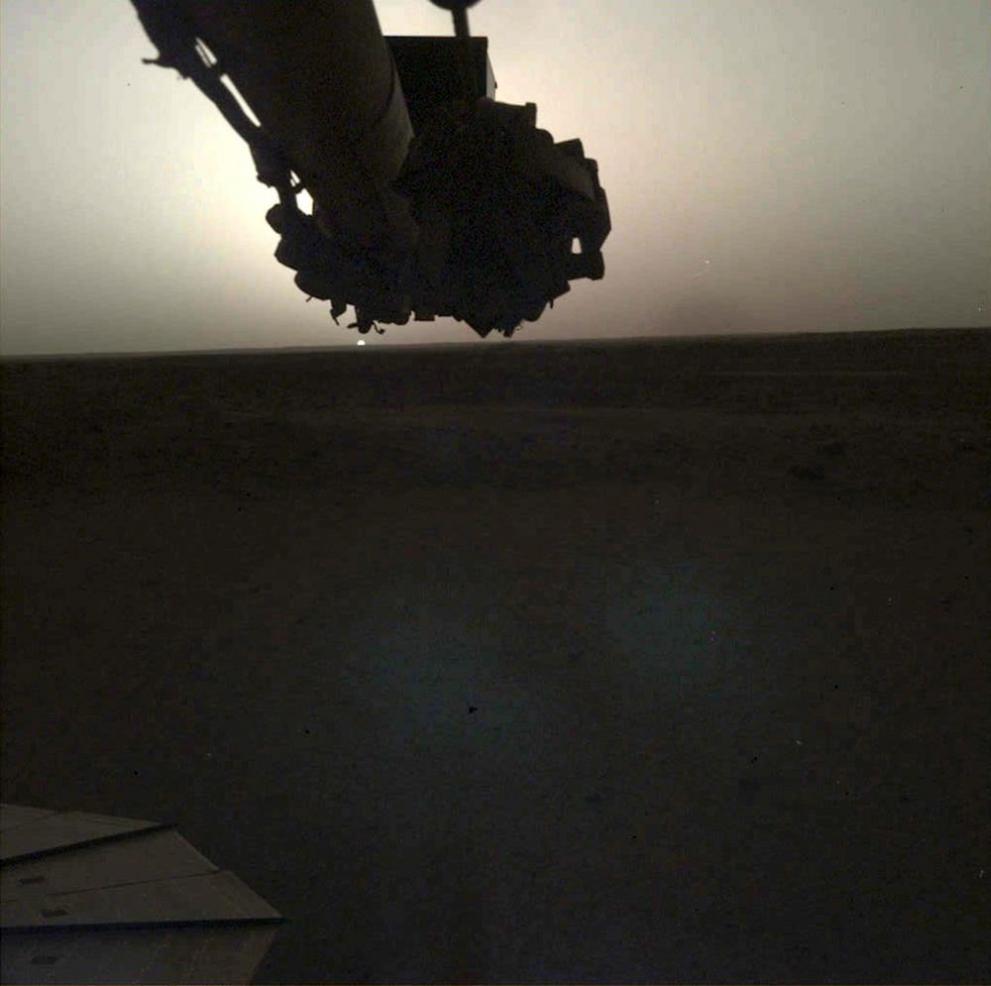  Комсическият уред InSight снима безоблачен изгрев и залез на Марс 
