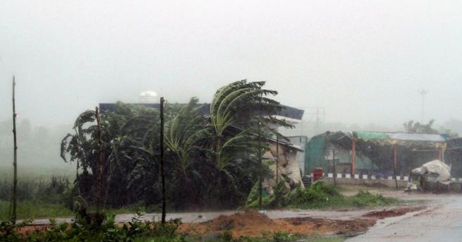 Най малко трима души загинаха в Индия от мощния циклон Фани
