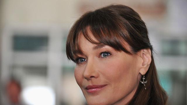 Карла Бруни разкри, че е преборила рак на гърдата