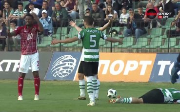 Спорна ситуация беляза 30 ата минута на мача между Черно море