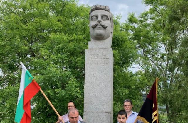 Пред паметника на героя