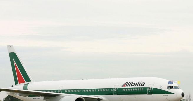 Самолетът на папа Франциск кацна на правителствения ВИП на летище