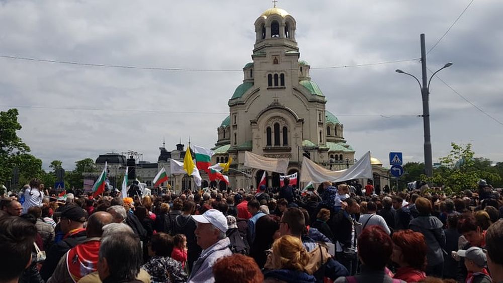 Хиляди вярващи, не само католици, но и православни християни, очакват неделната молитва на папа Франциск.