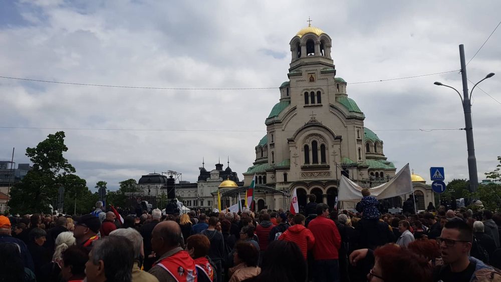 Хиляди вярващи, не само католици, но и православни християни, очакват неделната молитва на папа Франциск.