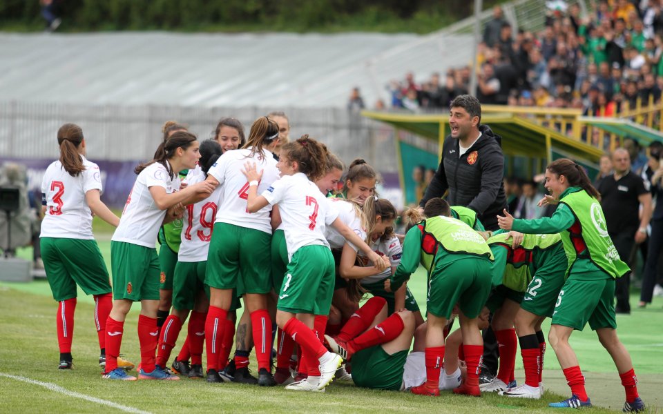 Националният отбор на България за девойки до 17 год. започна