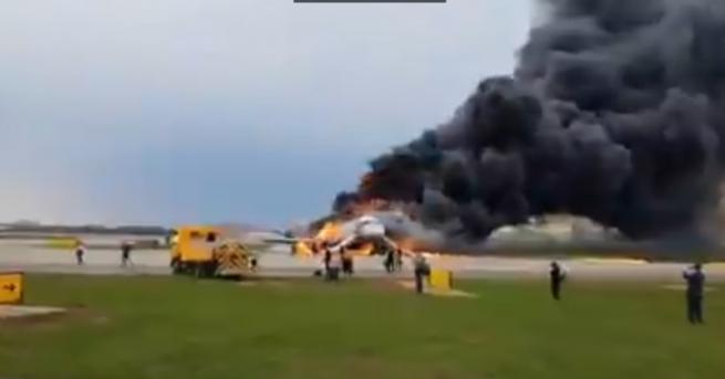 Свят Самолет се запали при кацане в Москва, има пострадали