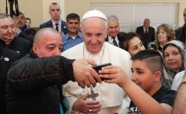  <p><strong>Папата</strong> в бежанския център във "Враждебна": <strong>Винаги остава надеждата</strong></p> 