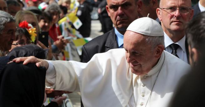 Папа Франциск започна обиколка със своя папамобил в Раковски Той