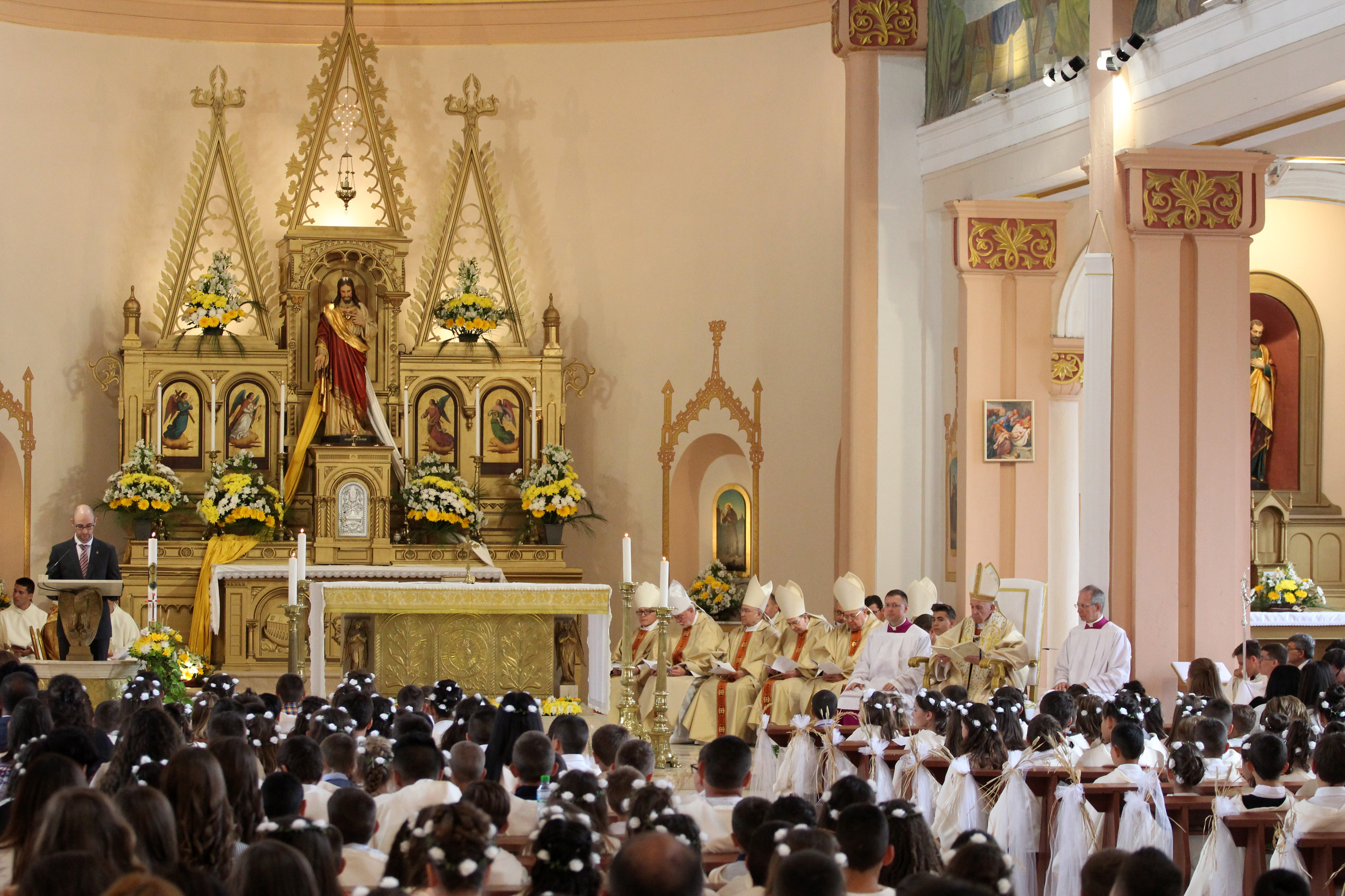 Папа Франциск даде първо причастие на 242 деца в църквата "Пресвето сърце Исусово" в град Раковски.
