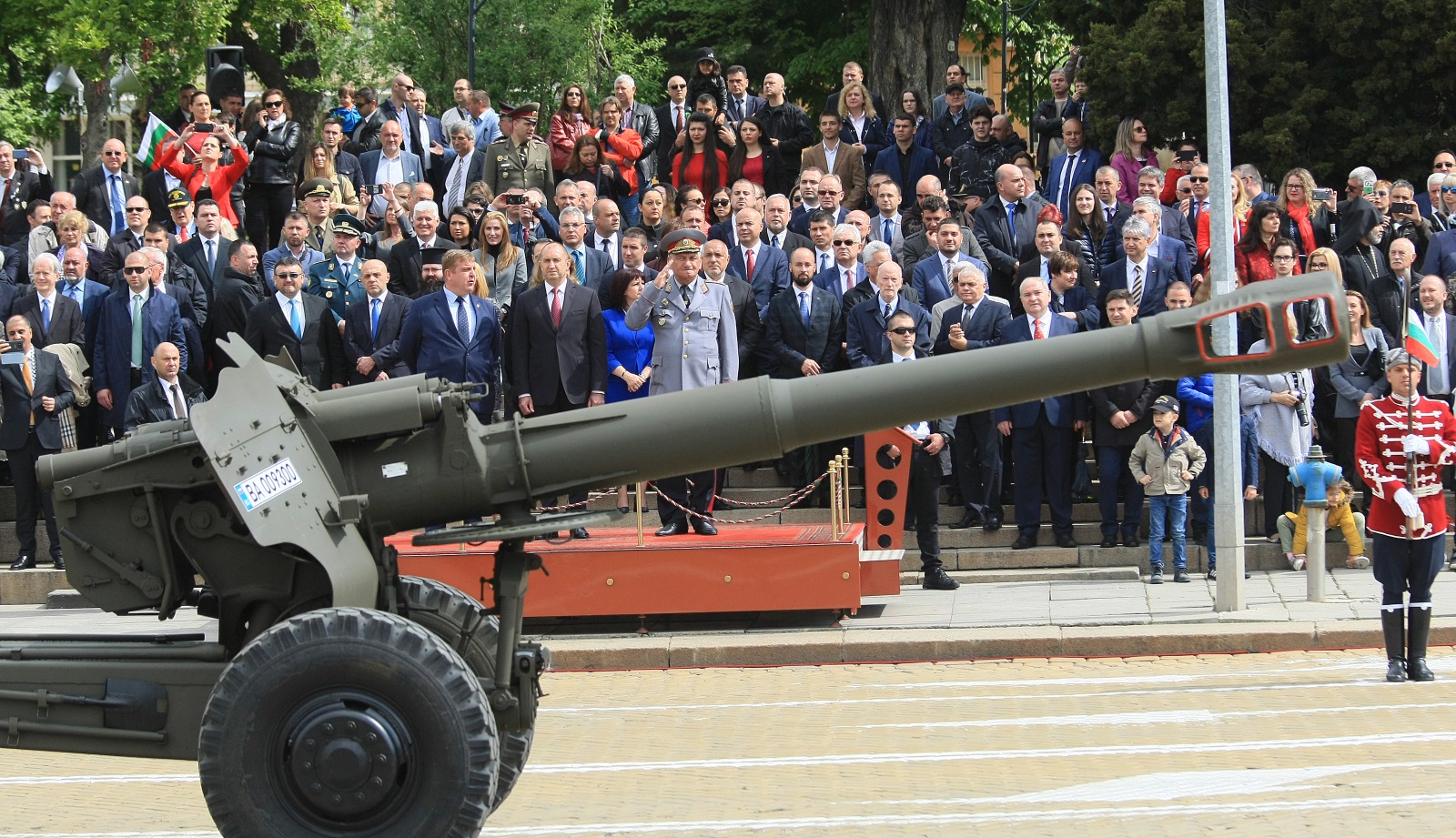 С военен парад в София беше отбелязан Денят на храбростта и празник на Българската армия. На площада преминаха 48 образци на видове бойна техника, на въоръжение в Сухопътните войски, служба „Военна полиция“ и зенитно-ракетните военни формирования на Военновъздушните сили. Клубът за военно-исторически реконструкции „Братя по оръжие“ представи техника от периода на Втората световна война