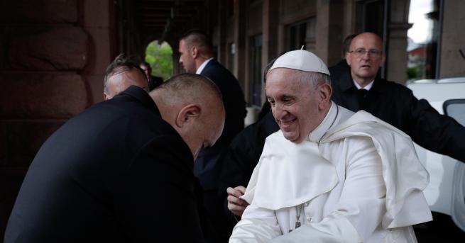 Папа Франциск пристигна на Летище София откъдето ще замине за