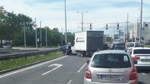 Дете пострада при катастрофа между камион и две коли в